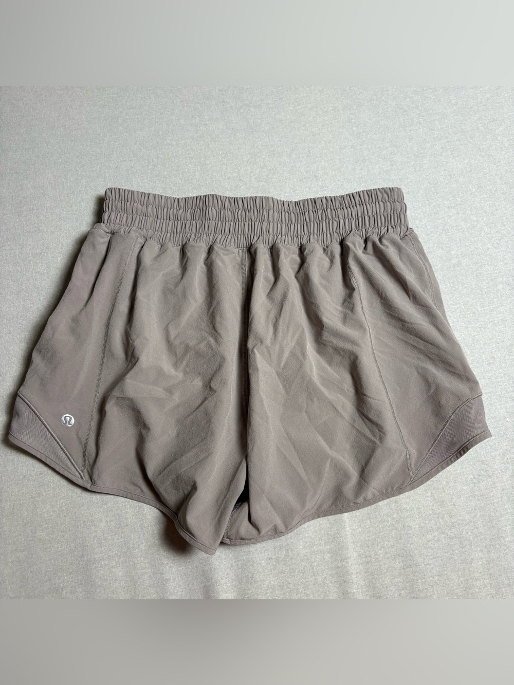 Lululemon Hotty Hot High-Rise Lined Short 4"
Mauve Grey Size 6